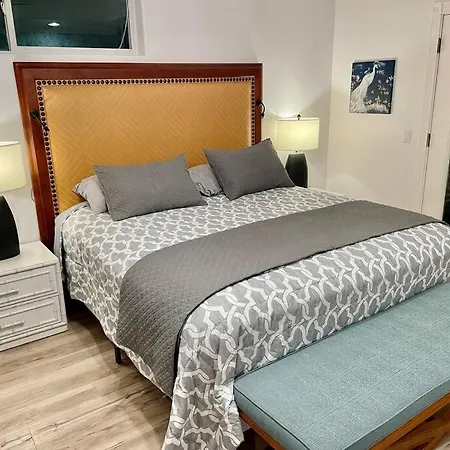 White Feather Suite Hot Tub Private Sleeps 2